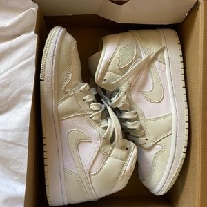 Nike Jordan 1 Mid Spruce Aura (W)
Size: US Mens 7, US Womens 8.5
Color: Spruce